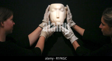 Bonhams. London, Großbritannien. 12 Nov, 2018. Mitarbeiter hält' Der Mann hinter der Maske', ein von Henry Moore's Êmasterpiece (British, 1898-1986). (Schätzung: £ 1,000,000-1, 500.000). Die Arbeit ist eine von 12 bekannten, kleinen Schnitzereien von Moore mit dem Titel Maske, und, einzigartig, ist der Einzige aus Alabaster geschnitzt. Bonhams Moderne Britische und Irische Kunst Vorschau. Die Auktion vom 14. November 2018 abgehalten werden. Credit: Dinendra Haria/Alamy leben Nachrichten Stockfoto