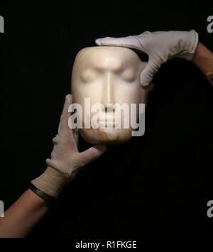 Bonhams. London, Großbritannien. 12 Nov, 2018. Mitarbeiter hält' Der Mann hinter der Maske', ein von Henry Moore's Êmasterpiece (British, 1898-1986). (Schätzung: £ 1,000,000-1, 500.000). Die Arbeit ist eine von 12 bekannten, kleinen Schnitzereien von Moore mit dem Titel Maske, und, einzigartig, ist der Einzige aus Alabaster geschnitzt. Bonhams Moderne Britische und Irische Kunst Vorschau. Die Auktion vom 14. November 2018 abgehalten werden. Credit: Dinendra Haria/Alamy leben Nachrichten Stockfoto