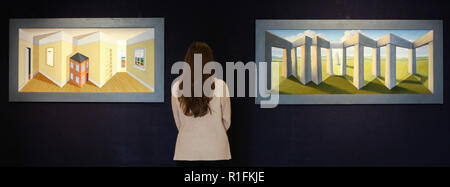 Bonhams. London, Großbritannien. 12 Nov, 2018. Ein Mitarbeiter sieht sich "ein Zimmer im Haus" von Patrick Hughes (geboren 1939) Öl an Bord Bau (Schätzung £ 12,000-18,000) (links) und "Hughes Henge' von Patrick Hughes (geboren 1939) Öl an Bord Bau (Schätzung £ 12,000-18,000) (auf der rechten Seite). Bonhams Moderne Britische und Irische Kunst Vorschau. Die Auktion vom 14. November 2018 abgehalten werden. Credit: Dinendra Haria/Alamy leben Nachrichten Stockfoto