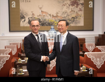 Peking, China. 12 Nov, 2018. Außenminister Heiko Maas (SPD) ist von Yang Jiechi, Regierungsrat zuständig für die Außenpolitik der Regierung begrüßt, am Hauptsitz und Sitz der Kommunistischen Partei in Zhongnanhai. Foto: Ralf Hirschberger/dpa/Alamy leben Nachrichten Stockfoto