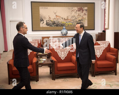 Peking, China. 12 Nov, 2018. Außenminister Heiko Maas (SPD) ist von Yang Jiechi, Regierungsrat zuständig für die Außenpolitik der Regierung begrüßt, am Hauptsitz und Sitz der Kommunistischen Partei in Zhongnanhai. Foto: Ralf Hirschberger/dpa/Alamy leben Nachrichten Stockfoto