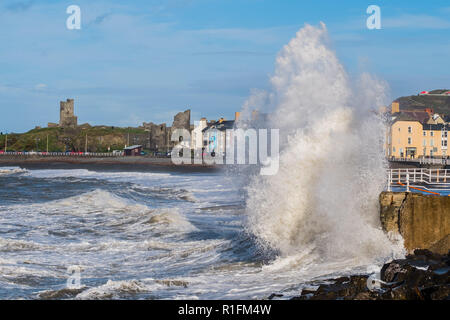 Aberystwyth Wales, UK. 12 Nov, 2018. UK Wetter: Es ist eine stürmische wild, aber erstaunlich sonnig, morgen auf Aberystwyth Wales, mit starken Winde, die auf über 30 mph und Flut Kombination von riesigen Wellen ins Meer Abwehr rund um die Promenade und den Hafen Photo Credit: Keith Morris/Alamy leben Nachrichten Stockfoto