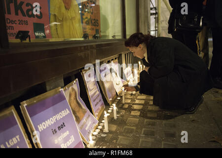 London, Greater London, UK. 11 Nov, 2018. Aktivisten halten Sie ein Candlelight vigil für LGBTQA und Verbrechen Opfer hassen. Aktivisten aus brasilianischen Frauen gegen den Faschismus UK, versammelten sich vor der Brasilianischen Botschaft in London gegen die Wahl und die künftige Regierung der rechten Kandidaten Jair Bolzonaro als Präsident von Brasilien zu protestieren. Die Zukunft von Bolzonaro Regierung wird als Bedrohung für Frauen, Minderheiten, und die LGBTQA Gemeinschaft. Während der Gebetswache, Aktivisten Tribut an die Opfer wie Marielle Franco, Soziologe und Mitglied der Linken Partei Sozialismus und Freiheit w Stockfoto