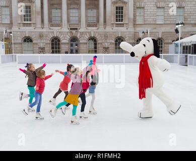 Somerset House, London, Großbritannien. 12. November 2018. Festliche eis Somerset House Eisbahn öffnet mit der offiziellen Snoopy Beitritt sechs junge und talentierte Eisläufer auf Skate im Somerset House mit Fortnum & Mason 2018 Für eine konstituierende ausführen. Credit: Malcolm Park/Alamy Leben Nachrichten. Stockfoto