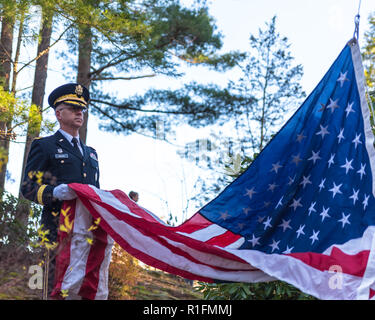 Concord, Massachusetts, USA. 11. November 2018. Brigadegeneral Francis Magurn an der Übereinstimmung des Veterans' Tag und Flagge in den Ruhestand Zeremonien Maia Kennedy/Alamy leben Nachrichten Stockfoto