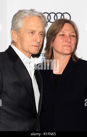 Hollywood, CA. 10 Nov, 2018. Michael Douglas, Cindy Holland bei der Ankunft für die KOMINSKY METHODE Premiere auf der AFI FEST 2018, TCL, Chinese Theater, Hollywood, CA November 10, 2018. Credit: Priscilla Grant/Everett Collection/Alamy leben Nachrichten Stockfoto