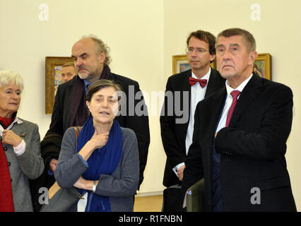 Paris, Frankreich. 12 Nov, 2018. Der tschechische Premierminister Andrej Babis (rechts) zu Besuch im Centre Pompidou, Paris, Frankreich, am 12. November 2018, bei seinem Besuch in Frankreich. Auf dem Foto sind auch der Tschechischen Republik Botschafter in Frankreich Petr Drulak gesehen (2. von rechts) und Direktor der Nationalgalerie in Prag Jiri Fajt (3. von rechts, hinten). Credit: Ales Zapotocky/CTK Photo/Alamy leben Nachrichten Stockfoto