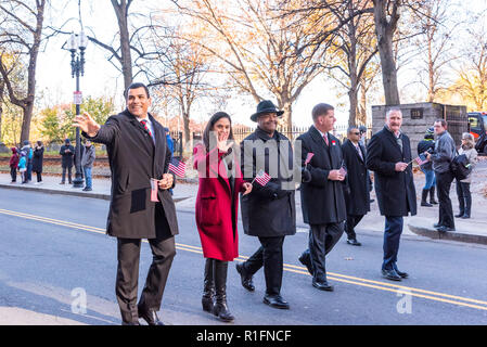 Boston, Massachusetts, USA. 11. November 2018. Francisco Urena (Massachusetts Sekretär des Veterans' Affairs), Giselle Sterling (Kommissar, Stadt Boston Veterans' Dienstleistungen), William Brutto (Boston Polizei Kommissar), Boston Bürgermeister Marty Walsh, und Boston Fire Kommissar Joseph Finn zu Fuß in die 2018 Boston Veterans Day Parade. Maia Kennedy/Alamy leben Nachrichten Stockfoto