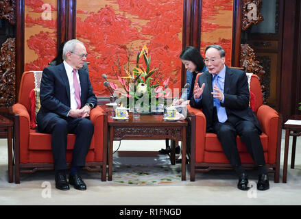 (181112) - Peking, November 12, 2018 (Xinhua) - chinesische Vizepräsident Wang Qishan (R) trifft sich mit dem Präsidenten des Massachusetts Institut für Technologie (MIT) L. Rafael Reif in Peking, der Hauptstadt von China, Nov. 12, 2018. (Xinhua / Yin Bogu) (Gni) Stockfoto