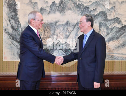 (181112) - Peking, November 12, 2018 (Xinhua) - chinesische Vizepräsident Wang Qishan (R) trifft sich mit dem Präsidenten des Massachusetts Institut für Technologie (MIT) L. Rafael Reif in Peking, der Hauptstadt von China, Nov. 12, 2018. (Xinhua / Yin Bogu) (Gni) Stockfoto