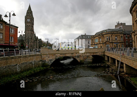 Rochdale, Lancashire, UK. 12. November 2018. Der Nordwesten der Polizei unter Wasser suchen und Marine Einheit sind die Durchführung einer Suche des Flusses Roche in Rochdale Stadtzentrum. Derzeit liegen keine Informationen freigegeben worden, was darauf hindeutet, was Sie suchen. Rochdale, Großbritannien, 12. November 2018 (C) Barbara Cook/Alamy leben Nachrichten Stockfoto