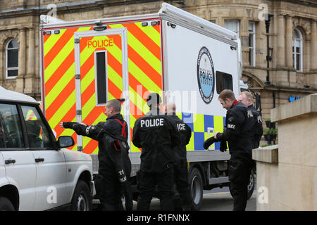 Rochdale, Lancashire, UK. 12. November 2018. Der Nordwesten der Polizei unter Wasser suchen und Marine Einheit sind die Durchführung einer Suche des Flusses Roche in Rochdale Stadtzentrum. Derzeit liegen keine Informationen freigegeben worden, was darauf hindeutet, was Sie suchen. Rochdale, Großbritannien, 12. November 2018 (C) Barbara Cook/Alamy leben Nachrichten Stockfoto