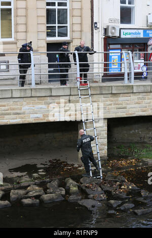 Rochdale, Lancashire, UK. 12. November 2018. Der Nordwesten der Polizei unter Wasser suchen und Marine Einheit sind die Durchführung einer Suche des Flusses Roche in Rochdale Stadtzentrum. Derzeit liegen keine Informationen freigegeben worden, was darauf hindeutet, was Sie suchen. Rochdale, Großbritannien, 12. November 2018 (C) Barbara Cook/Alamy leben Nachrichten Stockfoto