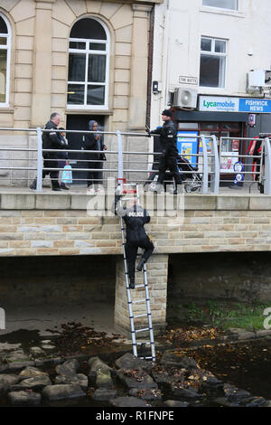 Rochdale, Lancashire, UK. 12. November 2018. Der Nordwesten der Polizei unter Wasser suchen und Marine Einheit sind die Durchführung einer Suche des Flusses Roche in Rochdale Stadtzentrum. Derzeit liegen keine Informationen freigegeben worden, was darauf hindeutet, was Sie suchen. Rochdale, Großbritannien, 12. November 2018 (C) Barbara Cook/Alamy leben Nachrichten Stockfoto