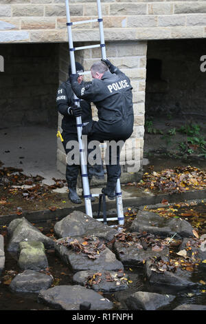 Rochdale, Lancashire, UK. 12. November 2018. Der Nordwesten der Polizei unter Wasser suchen und Marine Einheit sind die Durchführung einer Suche des Flusses Roche in Rochdale Stadtzentrum. Derzeit liegen keine Informationen freigegeben worden, was darauf hindeutet, was Sie suchen. Rochdale, Großbritannien, 12. November 2018 (C) Barbara Cook/Alamy leben Nachrichten Stockfoto