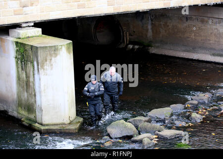 Rochdale, Lancashire, UK. 12. November 2018. Der Nordwesten der Polizei unter Wasser suchen und Marine Einheit sind die Durchführung einer Suche des Flusses Roche in Rochdale Stadtzentrum. Derzeit liegen keine Informationen freigegeben worden, was darauf hindeutet, was Sie suchen. Rochdale, Großbritannien, 12. November 2018 (C) Barbara Cook/Alamy leben Nachrichten Stockfoto