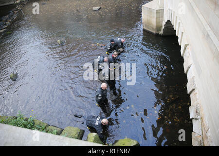 Rochdale, Lancashire, UK. 12. November 2018. Der Nordwesten der Polizei unter Wasser suchen und Marine Einheit sind die Durchführung einer Suche des Flusses Roche in Rochdale Stadtzentrum. Derzeit liegen keine Informationen freigegeben worden, was darauf hindeutet, was Sie suchen. Rochdale, Großbritannien, 12. November 2018 (C) Barbara Cook/Alamy leben Nachrichten Stockfoto