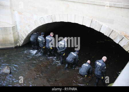 Rochdale, Lancashire, UK. 12. November 2018. Der Nordwesten der Polizei unter Wasser suchen und Marine Einheit sind die Durchführung einer Suche des Flusses Roche in Rochdale Stadtzentrum. Derzeit liegen keine Informationen freigegeben worden, was darauf hindeutet, was Sie suchen. Rochdale, Großbritannien, 12. November 2018 (C) Barbara Cook/Alamy leben Nachrichten Stockfoto