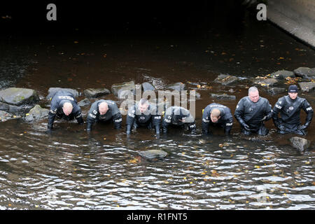 Rochdale, Lancashire, UK. 12. November 2018. Der Nordwesten der Polizei unter Wasser suchen und Marine Einheit sind die Durchführung einer Suche des Flusses Roche in Rochdale Stadtzentrum. Derzeit liegen keine Informationen freigegeben worden, was darauf hindeutet, was Sie suchen. Rochdale, Großbritannien, 12. November 2018 (C) Barbara Cook/Alamy leben Nachrichten Stockfoto