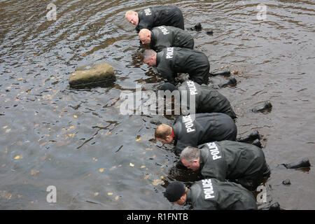 Rochdale, Lancashire, UK. 12. November 2018. Der Nordwesten der Polizei unter Wasser suchen und Marine Einheit sind die Durchführung einer Suche des Flusses Roche in Rochdale Stadtzentrum. Derzeit liegen keine Informationen freigegeben worden, was darauf hindeutet, was Sie suchen. Rochdale, Großbritannien, 12. November 2018 (C) Barbara Cook/Alamy leben Nachrichten Stockfoto