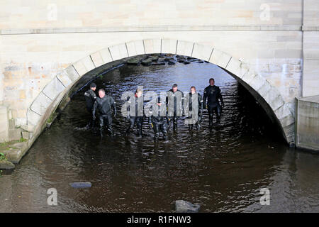 Rochdale, Lancashire, UK. 12. November 2018. Der Nordwesten der Polizei unter Wasser suchen und Marine Einheit sind die Durchführung einer Suche des Flusses Roche in Rochdale Stadtzentrum. Derzeit liegen keine Informationen freigegeben worden, was darauf hindeutet, was Sie suchen. Rochdale, Großbritannien, 12. November 2018 (C) Barbara Cook/Alamy leben Nachrichten Stockfoto