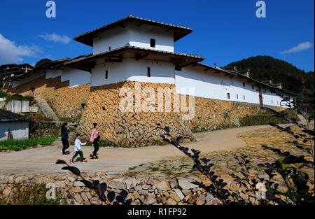 (181112) - FUZHOU, November 12, 2018 (Xinhua) - Touristen besuchen die Aijing Zhuang Wohnanlage in Yangwei Dorf Yongtai County im Südosten der chinesischen Provinz Fujian, Nov. 11, 2018. Das Projekt, das mit insgesamt 361 Zimmer, die die Fläche von über 5.200 Quadratmetern, wurde während der Regierungszeit von Kaiser Daoguang in der Qing Dynastie erbaut. Es hat den authentischen Charakter der Volksmund Gehäuse, Verteidigungsanlagen und Wasserstraßen, Sinnbild für diese Website sind geschützt und bietet ein Modell für andere historische Dörfer in ganz China. Die Erhaltung der Aijing Zhuang Wohnanlage Dämonen Stockfoto