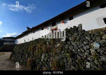 (181112) - FUZHOU, November 12, 2018 (Xinhua) - Foto an November 11, 2018 zeigt die Außenwand des Aijing Zhuang Wohnanlage in Yangwei Dorf Yongtai County im Südosten der chinesischen Provinz Fujian. Das Projekt, das mit insgesamt 361 Zimmer, die die Fläche von über 5.200 Quadratmetern, wurde während der Regierungszeit von Kaiser Daoguang in der Qing Dynastie erbaut. Es hat den authentischen Charakter der Volksmund Gehäuse, Verteidigungsanlagen und Wasserstraßen, Sinnbild für diese Website sind geschützt und bietet ein Modell für andere historische Dörfer in ganz China. Die Erhaltung der Aijing Zhuang Resi Stockfoto