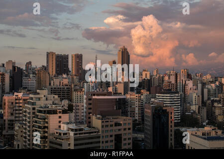 Beirut, Libanon. 12. November 2018. Beirut Skyline und die Innenstadt bei Sonnenuntergang mit Colord rosa Wolke formationen Credit: Amer ghazzal/Alamy leben Nachrichten Stockfoto