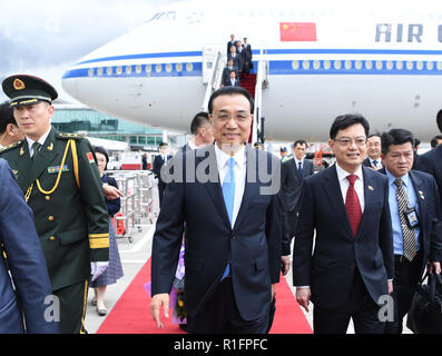 Singapur. 12 Nov, 2018. Chinesische Ministerpräsident Li Keqiang kommt in Singapur, Nov. 12, 2018. Li kam hier Montag seinen ersten offiziellen Besuch in Singapur zu starten. Während der Begehung, Li wird auch das 21. China-ASEAN (Verband Südostasiatischer Nationen) (10 1) Leiter' treffen, der 21 die ASEAN, China, Japan und Südkorea (10 3) Leiter' treffen und die 13 East Asia Summit zu besuchen. Credit: Zhang Ling/Xinhua/Alamy leben Nachrichten Stockfoto