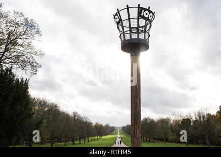 Windsor, Großbritannien. 12. November 2018. Ein Leuchtfeuer, leuchtet in der Nacht durch den Bürgermeister der Royal Borough of Windsor und Maidenhead als Teil des Ersten Weltkriegs centenary Gedenkfeiern, steht an der Spitze der langen im Windsor Great Park außerhalb von Windsor Castle entfernt. 1.000 solche Beacons wurden beleuchtet um Großbritannien das "Licht der Hoffnung", die von der Finsternis der Erste Weltkrieg zu symbolisieren. Credit: Mark Kerrison/Alamy leben Nachrichten Stockfoto