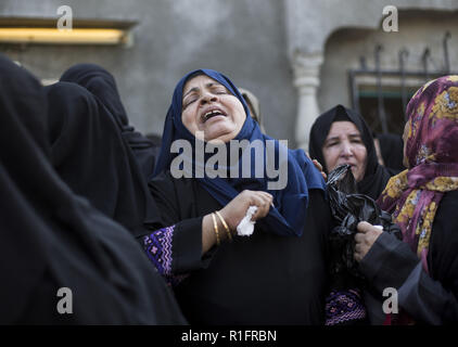 Gaza, Gaza, Palästina. 12 Nov, 2018. Die Angehörigen der palästinensischen Mostafa Hassan Abu Odeh, der in ein israelischer Luftangriff, trauern Während seiner Beerdigung getötet wurde, in Khan Younis. Credit: Mahmoud Issa/SOPA Images/ZUMA Draht/Alamy leben Nachrichten Stockfoto