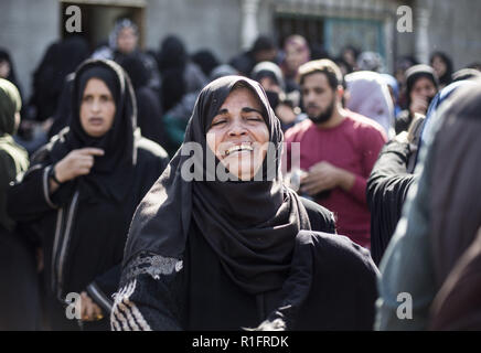 Gaza, Gaza, Palästina. 12 Nov, 2018. Die Angehörigen der palästinensischen Mostafa Hassan Abu Odeh, der in ein israelischer Luftangriff, trauern Während seiner Beerdigung getötet wurde, in Khan Younis. Credit: Mahmoud Issa/SOPA Images/ZUMA Draht/Alamy leben Nachrichten Stockfoto