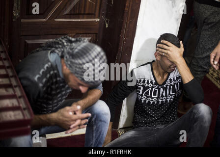 Gaza, Gaza, Palästina. 12 Nov, 2018. Die Angehörigen der palästinensischen Mostafa Hassan Abu Odeh, der in ein israelischer Luftangriff, trauern Während seiner Beerdigung getötet wurde, in Khan Younis. Credit: Mahmoud Issa/SOPA Images/ZUMA Draht/Alamy leben Nachrichten Stockfoto