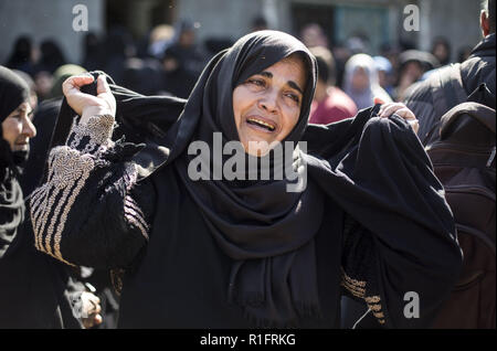 Gaza, Gaza, Palästina. 12 Nov, 2018. Die Angehörigen der palästinensischen Mostafa Hassan Abu Odeh, der in ein israelischer Luftangriff, trauern Während seiner Beerdigung getötet wurde, in Khan Younis. Credit: Mahmoud Issa/SOPA Images/ZUMA Draht/Alamy leben Nachrichten Stockfoto