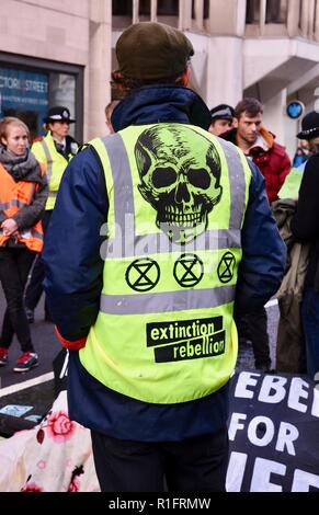 London, Großbritannien. 12. November 2018. Hign - Visbility Westen erhalten die Botschaft, Klimawandel Protest vom Aussterben Rebellion, ein Tag des zivilen Ungehorsams organisiert für diesen Samstag, Victoria Street, London, UK Credit geplant ist: Michael Melia/Alamy leben Nachrichten Stockfoto
