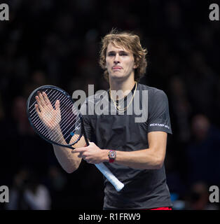 O2, London, UK. 12. November 2018. Tag zwei des Turniers in der O2 Arena in London mit einem Nachmittag singles Match. Alexander Zverev (GER), Platz 3, vs Marin Cilic (CRO), Rang 5, zverev dieses Round robin Match gewinnen. Credit: Malcolm Park/Alamy Leben Nachrichten. Stockfoto