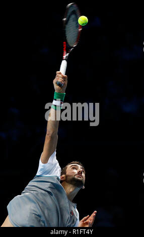 London, Großbritannien. 12. November 2018. O2 Arena, London, England; Nitto ATP-Finale; Marin Cilic (CRO) dient der Alexander Zverev (GER) Credit: Aktion Plus Sport Bilder/Alamy leben Nachrichten Stockfoto