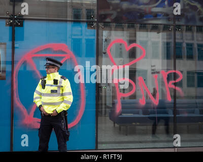 London, Großbritannien. 12. November 2018. Die Demonstranten vom Aussterben Rebellion Holding eine friedliche Demonstration vor dem Ministerium für Wirtschaft, Energie und industrielle Strategie. Die Polizei hat ein Teil der Victoria Street geschlossen. Graffiti aufgesprüht Fenster der Dienststellen während des Protestes. Credit: Joe Kuis/Alamy leben Nachrichten Stockfoto