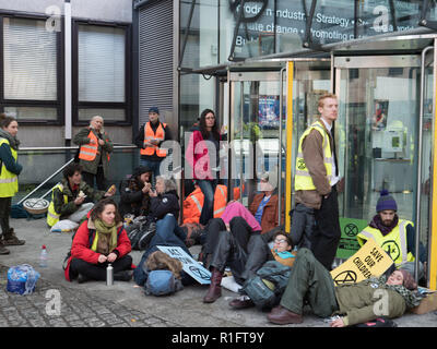 London, Großbritannien. 12. November 2018. Die Demonstranten vom Aussterben Rebellion Holding eine friedliche Demonstration vor dem Ministerium für Wirtschaft, Energie und industrielle Strategie. Die Polizei hat ein Teil der Victoria Street geschlossen. Einige Demonstranten vor dem Eingang der Abteilung. Credit: Joe Kuis/Alamy leben Nachrichten Stockfoto