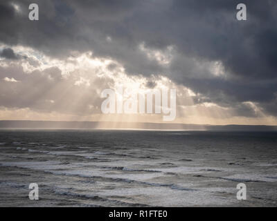 Saunton Beach, North Devon, Großbritannien, 12. November 2018. Die Sonnenstrahlen hinter spektakuläre Wolken an saunton an der Küste von North Devon an einem Tag der Sonne und Duschen entstehen. Credit: Julian Eales/Alamy leben Nachrichten Stockfoto