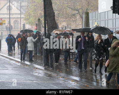 London, Großbritannien. November 2018. Am frühen Herbstnachmittag, nach 1 Uhr, ergießt sich auf dem Parliament Square sintflutartiger Regen, der Touristen und Londoners, die Deckung suchen, in den Wind. Kredit: Joe Kuis / Alamy Live Nachrichten Stockfoto