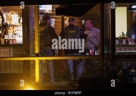 Thousand Oaks, Kalifornien, USA. 8 Nov, 2018. Polizeichefabgeordnete eine Schießerei an der Grenze Bar und Grill am Donnerstag, 8. November 2018 in Thousand Oaks, Calif © 2018 Patrick T. Fallon Credit untersuchen: Patrick Fallon/ZUMA Draht/Alamy leben Nachrichten Stockfoto