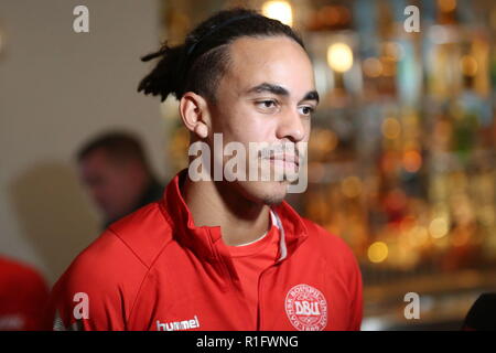 Newport, Wales, UK. 12. November 2018. Yussuf Yurary Poulsen ist ein dänischer Fußballprofi, die für Deutsche Verein RB Leipzig spielt als Stürmer oder winger. Vor dem Spiel Interview in der Celtic Manor Resort in der Nähe von Newport vor der Nationen Liga Match Wales v Dänemark an der Cardiff City Stadium. Quelle: www.garethjohn. uk/Alamy leben Nachrichten Stockfoto