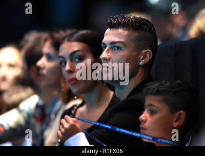 London, Großbritannien. 12. November 2018, O2 Arena, London, England; Nitto ATP-Finale; Cristiano Ronaldo sitzt im Corporate Sitze mit seiner Freundin Georgina Rodriguez und Sohn Cristiano Junior beobachten, Novak Djokovic (SRB) vs John Isner (USA) Credit: Aktion Plus Sport Bilder/Alamy leben Nachrichten Stockfoto