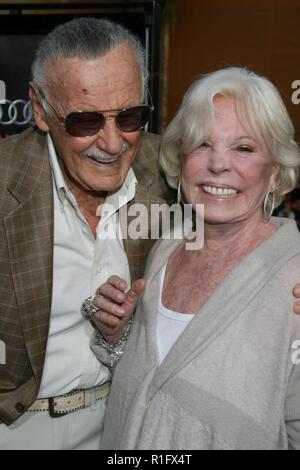 Hollywood, Kalifornien, USA. 30 Apr, 2008. STAN LEE und Frau Joan während Ankunft für die 'Iron Man' Hollywood Premiere, am Grauman's Chinese Theater statt. Credit: Russ Elliot/AdMedia/ZUMA Draht/Alamy leben Nachrichten Stockfoto