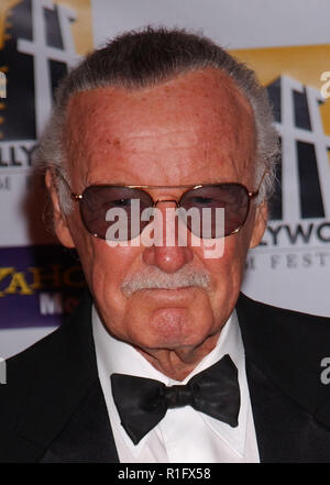 Century City, Kalifornien, USA. 18 Okt, 2004. STAN LEE bei der 8. jährlichen Hollywood Film Festival Hollywood Awards Gala Zeremonie, im Beverly Hilton Hotel statt. Credit: Paul Fenton/ZUMAPRESS.com/Alamy leben Nachrichten Stockfoto