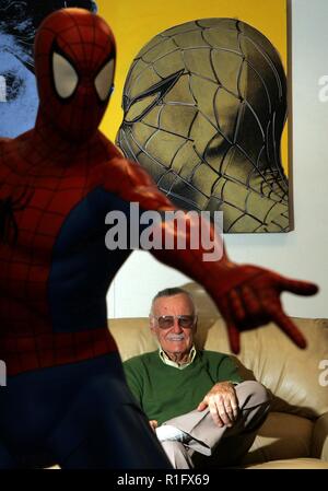 STAN LEE (Stanley Martin Lieber, Dezember 28, 1922 - November 12, 2018 geboren) war ein US-amerikanischer Comiczeichner Schriftsteller, Redakteur und Herausgeber. Er war Chefredakteur von Marvel Comics, später ihr Herausgeber und Vorsitzender, führt seine Expansion von einer kleinen Abteilung von einem Verlag zu einem großen multimedia Corporation. Er Co-erstellt fiktionale Charaktere wie Spider-Man, Hulk, Doktor Seltsam, die Fantastischen Vier, Daredevil, Black Panther, die X-Men, Ant-Man, Iron Man, und Thor. Im Bild: Jan. 13, 2011 - Los Angeles, Kalifornien, USA - STAN LEE, Vorsitzender und Chief Creative Officer von POW Unterhalten Stockfoto