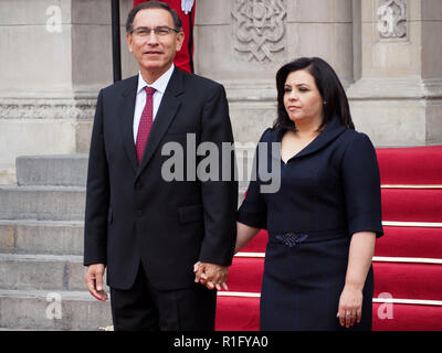 Lima, Peru. 12. Nov 2018. Peruanische Präsident Martin Vizcarra und die erste Dame Maribel Diaz während des Besuchs des Spanischen Royals, die Peru zu einem dreitägigen Staatsbesuch Abkommen zu unterzeichnen und Stretching Bindungen angekommen. Credit: Fotoholica Presse Agentur/Alamy leben Nachrichten Stockfoto