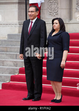 Lima, Peru. 12. Nov 2018. Peruanische Präsident Martin Vizcarra und die erste Dame Maribel Diaz während des Besuchs des Spanischen Royals, die Peru zu einem dreitägigen Staatsbesuch Abkommen zu unterzeichnen und Stretching Bindungen angekommen. Credit: Fotoholica Presse Agentur/Alamy leben Nachrichten Stockfoto