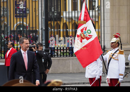 Lima, Peru. 12. Nov 2018. Felipe VI König von Spanien Erhalt der offiziellen Gruß von peruanischen Präsidentengarde. Die spanischen Royals kamen nach Peru zu einem dreitägigen Staatsbesuch Vereinbarungen zu unterzeichnen und zu dehnen. Credit: Fotoholica Presse Agentur/Alamy leben Nachrichten Stockfoto